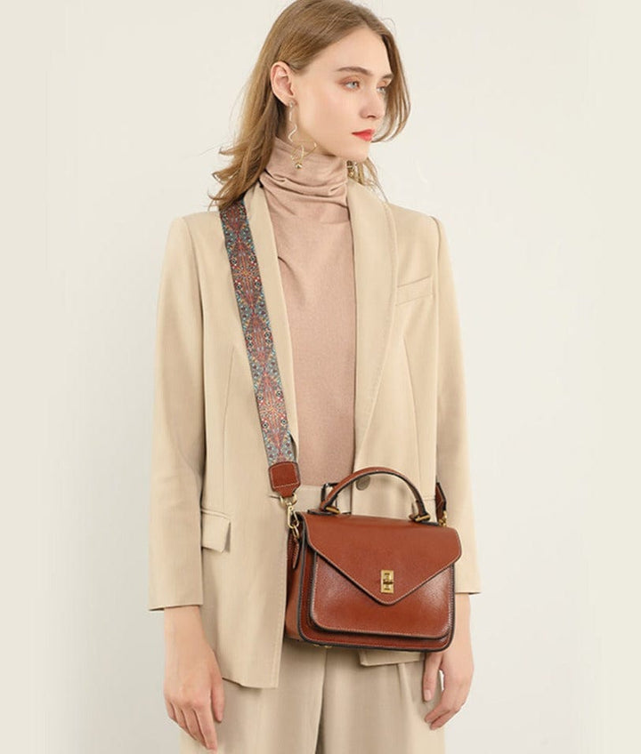 Sac femme Adele en cuir de qualité supérieure, accessoire mode polyvalent avec bandoulière réglable.