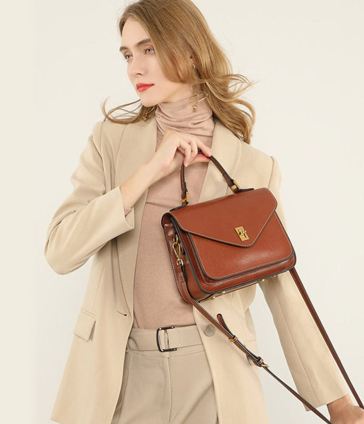 Sac bandoulière Adele en cuir, style chic et organisation pour la femme active et élégante.