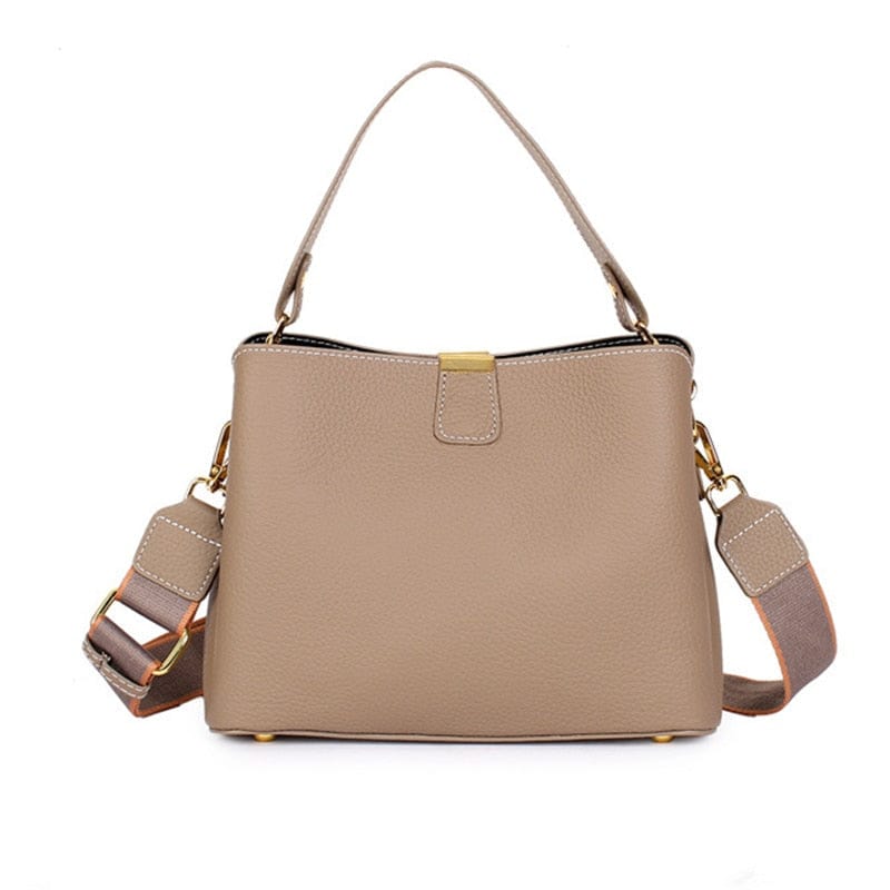 Sac bandoulière élégant en cuir véritable marron pour femme, accessoire mode quotidien.