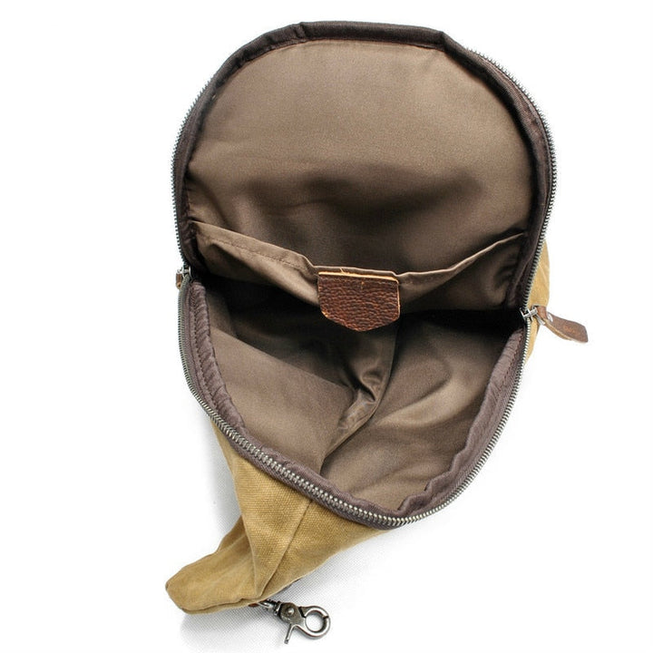 Sac urbain homme gris, résistant à l'eau, parfait pour les essentiels quotidiens.