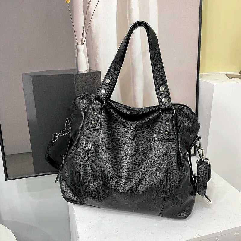 Sac chic pour femme à porter à l'épaule, grand format en cuir, parfait pour compléter toute tenue.