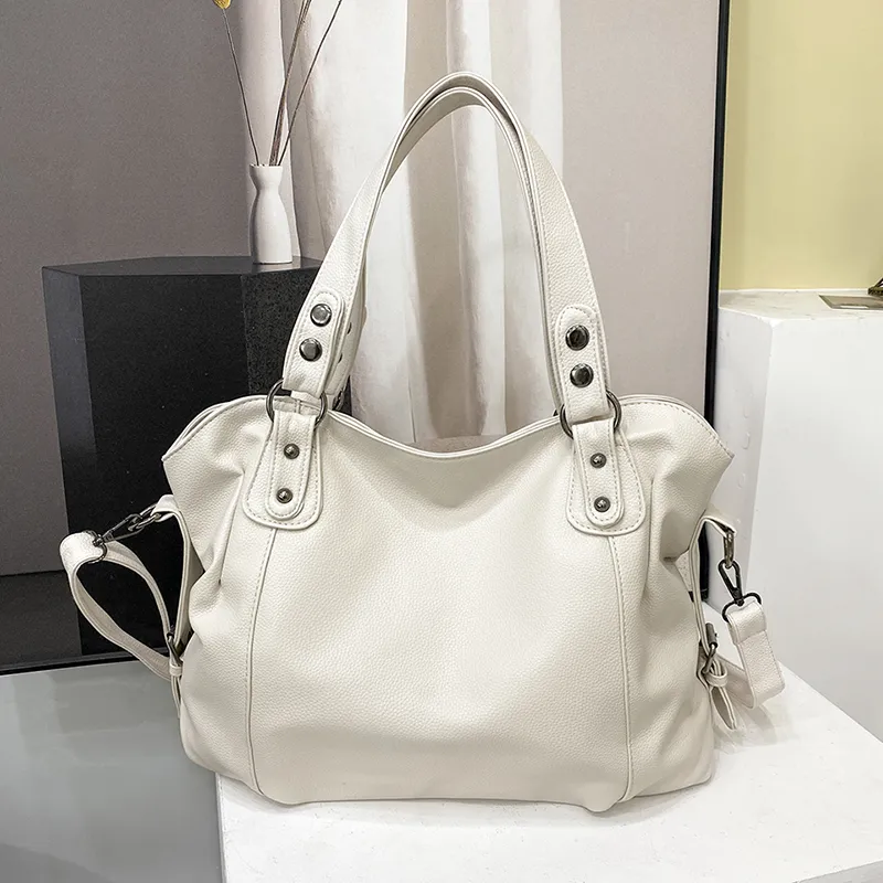 Grand sac à main cabas en cuir souple pour femme, élégant, polyvalent et pratique au quotidien.