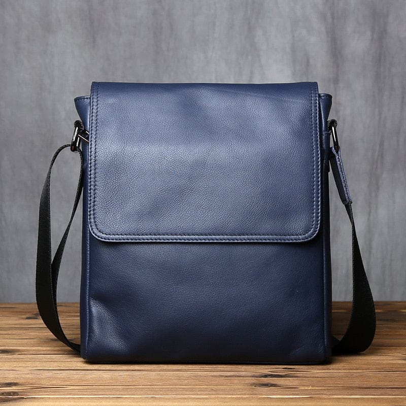 Sac besace homme en cuir couleur café, élégant et robuste, idéal pour vos essentiels du quotidien.