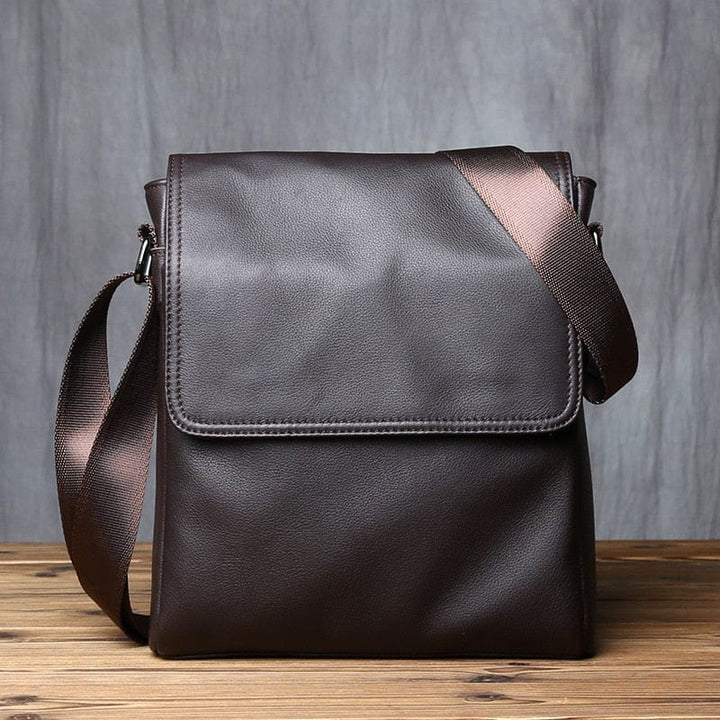 Sac bandoulière homme en cuir véritable noir, élégant et fonctionnel pour le quotidien et le travail.