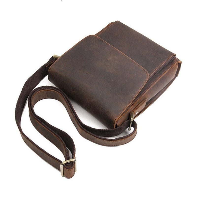 Sac bandoulière homme en cuir marron foncé, design classique, accessoire quotidien durable.