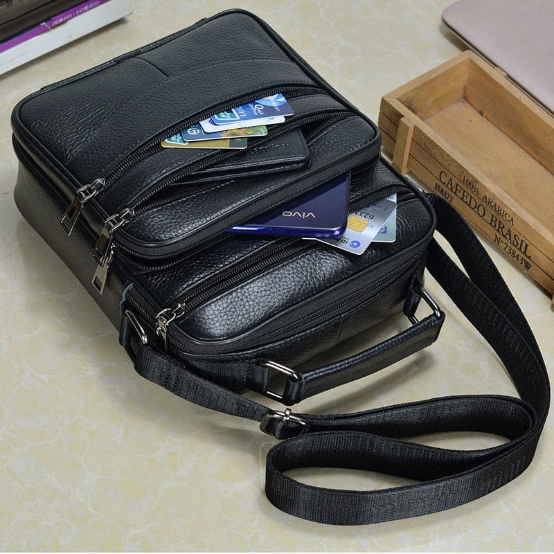 Sacoche bandoulière homme en cuir robuste. Maroquinerie de qualité, parfaite pour transporter vos essentiels.