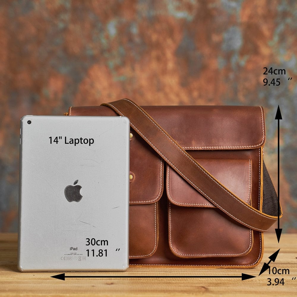 Accessoire masculin indispensable : ce sac bandoulière en cuir, pratique et élégant.