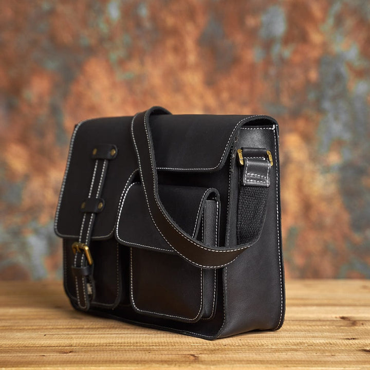 Sac bandoulière homme en cuir de qualité, accessoire polyvalent et très fonctionnel.
