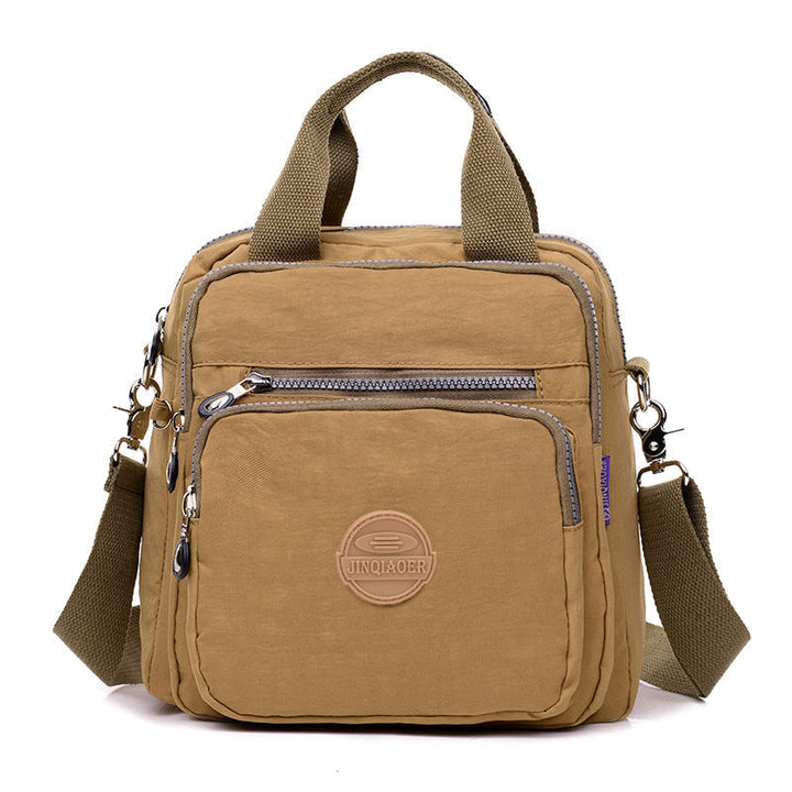 Sac imperméable femme offrant protection pluie et organisation optimale pour tous vos essentiels de voyage.