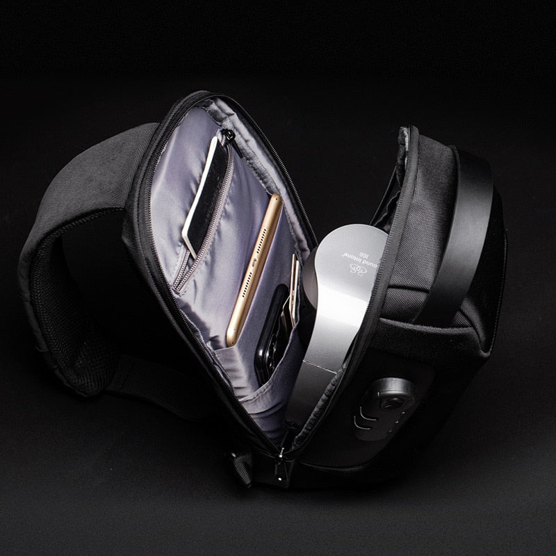 Sac bandoulière homme robuste et résistant à l'eau, fonction antivol et port USB. Idéal pour toutes conditions.