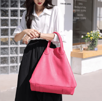 Accessoire femme : sac cabas élégant en cuir véritable couleur camel. Parfait comme sac de ville ou fourre-tout spacieux.