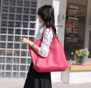 Grand sac cabas femme en cuir véritable couleur camel. Pratique pour transporter ordinateur et essentiels quotidiens.