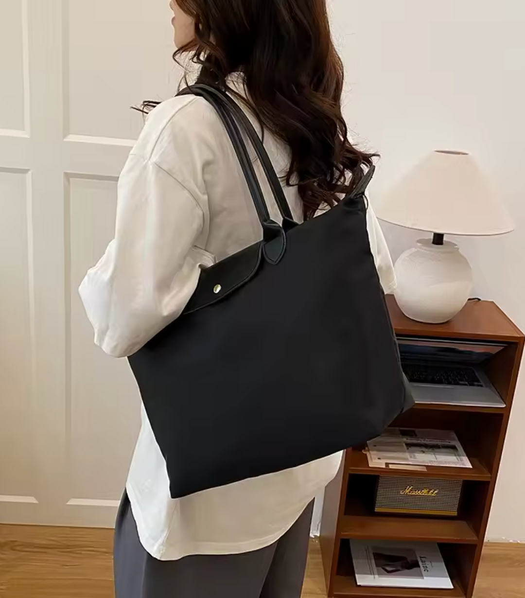 Sac de voyage pliable pour femme, élégant et compact, facilite l'organisation pour les escapades ou le shopping.