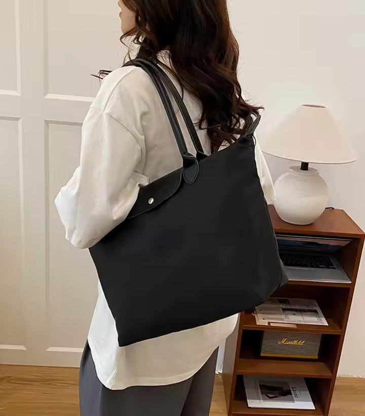 Sac de voyage pliable pour femme, élégant et compact, facilite l'organisation pour les escapades ou le shopping.