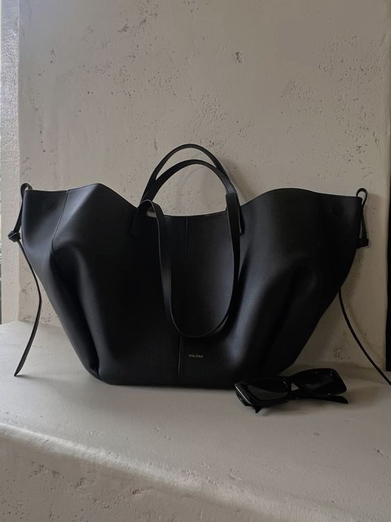 Élégant sac à main cabas noir pour femme, design vintage, idéal pour un look rétro.