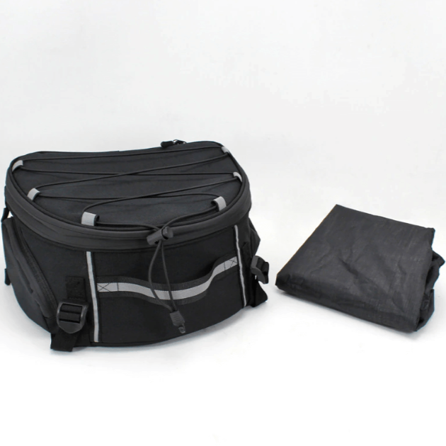 Sacoche moto noire, étanche et spacieuse, pour transporter casque, gants et autres accessoires moto.