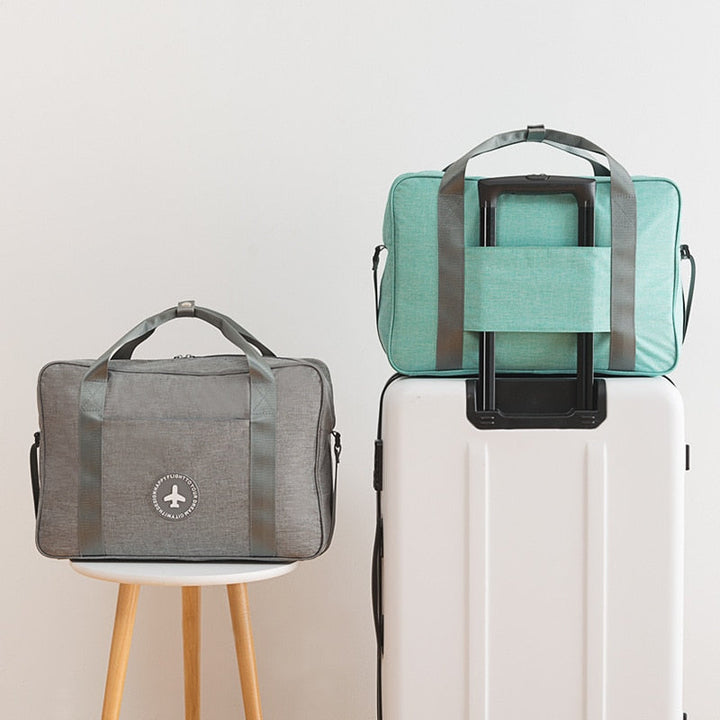 Sac week-end unisexe, léger et fonctionnel, parfait comme bagage cabine pour des voyages courts et pratiques.