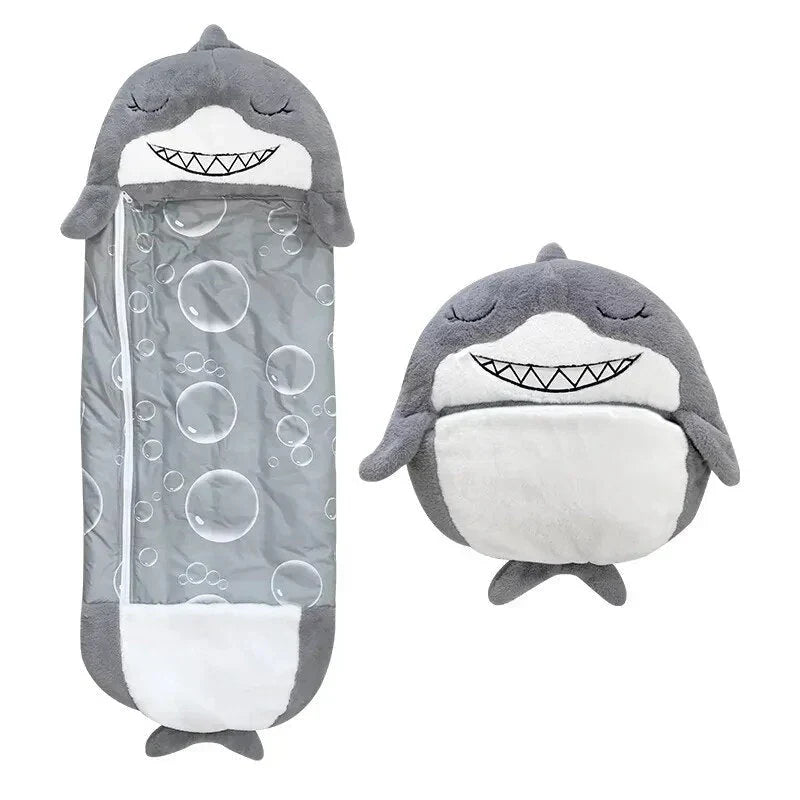 Sac de couchage peluche 2-en-1 pour enfants, douillet et compact, idéal pour les siestes et le voyage.