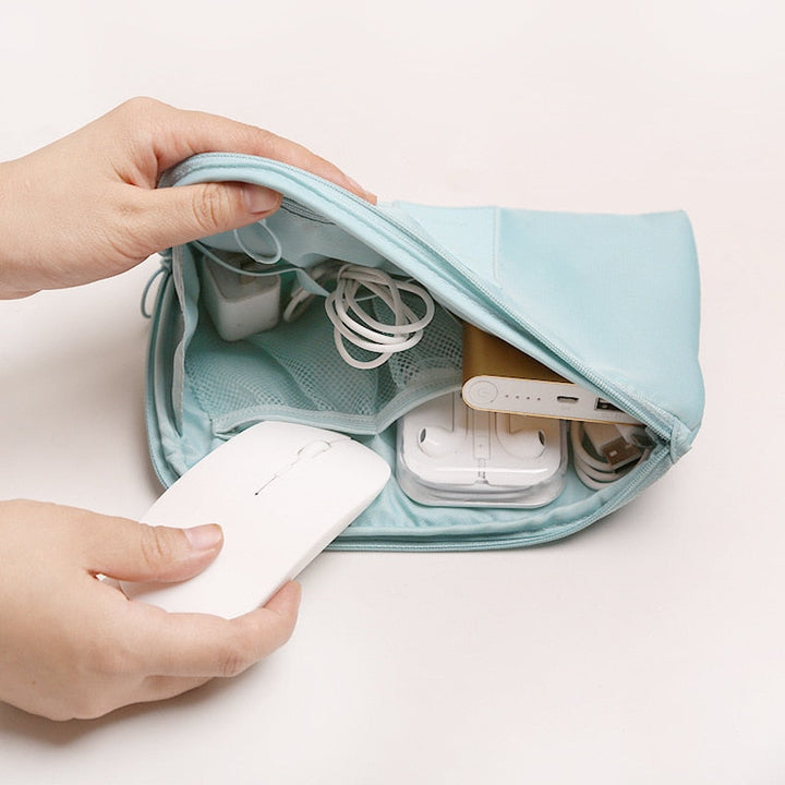 Organisateur électronique compact et étanche. Protection pour câbles, accessoires de voyage.