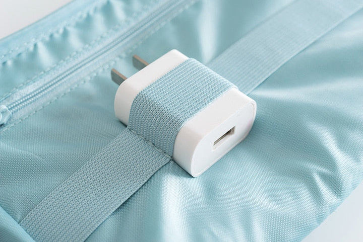 Sac de rangement compact et étanche pour accessoires tech. Organisateur unisexe pour câbles, chargeurs, gadgets.