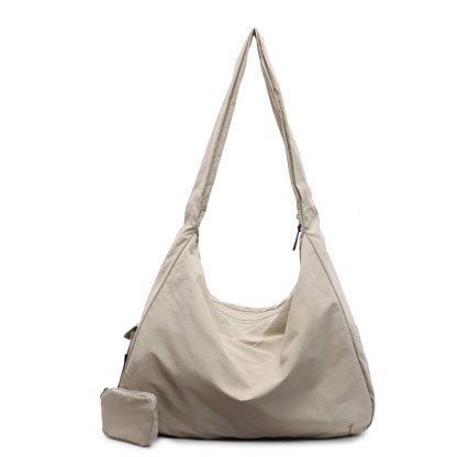 Sac à main femme hobo, allie élégance et grande capacité, idéal pour un look décontracté chic.