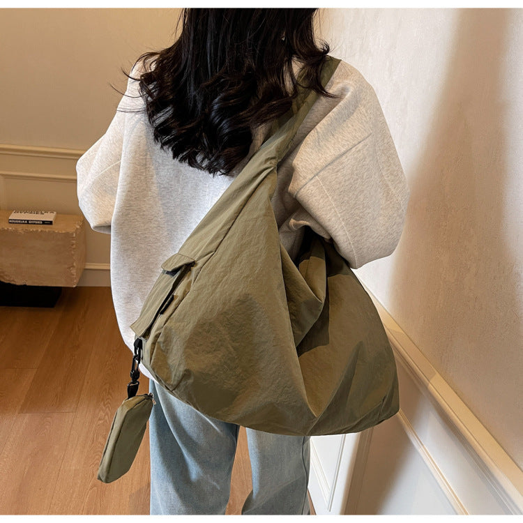 Sac bandoulière hobo élégant pour femme, pratique et polyvalent, un must-have mode femme.