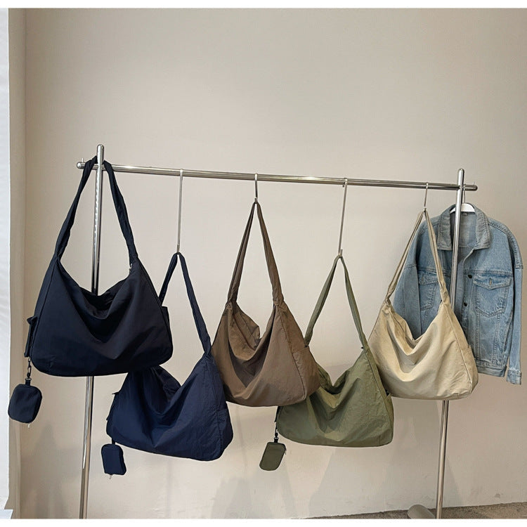Sac hobo élégant pour femme, design polyvalent, accessoire mode essentiel pour un style décontracté.
