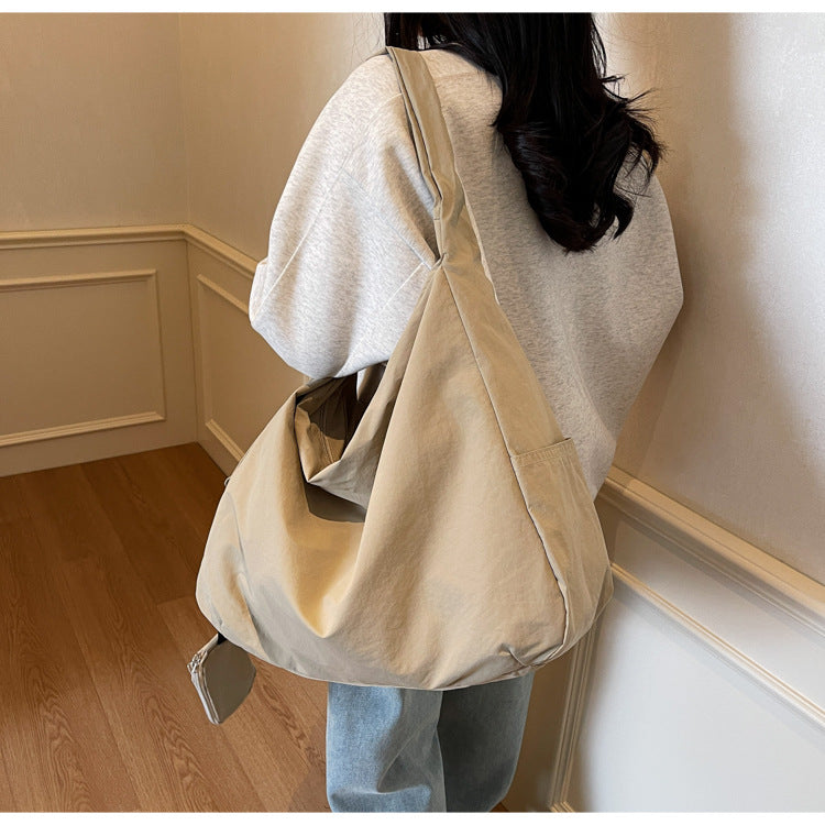 Grand sac hobo femme, élégant et pratique, idéal pour transporter tous vos essentiels avec style.