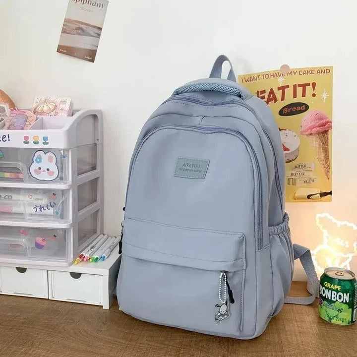 Lycéenne portant le sac à dos Alma, pour ordinateur 16 pouces, alliant style et confort.