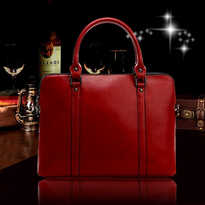 Sac travail élégant femme en cuir grainé, avec poignées et bandoulière, pour un look professionnel chic.