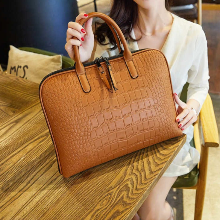 Sac de bureau élégant en cuir PU marron pour femme, parfait pour transporter un ordinateur portable au travail.