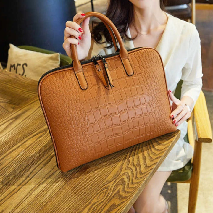 Sac de bureau élégant en cuir PU marron pour femme, parfait pour transporter un ordinateur portable au travail.