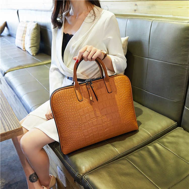 Sac ordinateur professionnel noir pour femme en cuir PU, style élégant et moderne pour le quotidien au bureau.