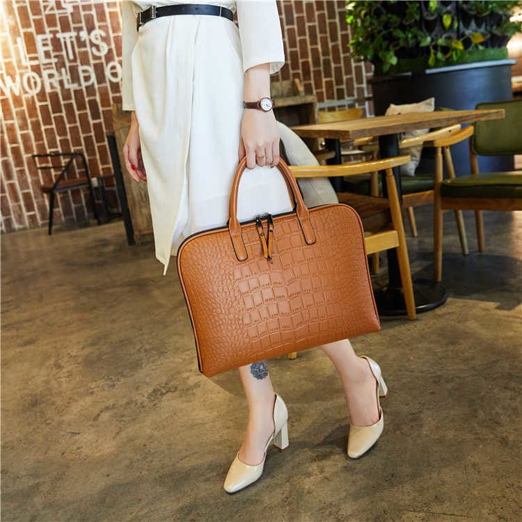 Sac travail femme élégant en cuir PU marron foncé, avec compartiment rembourré pour ordinateur portable au bureau.