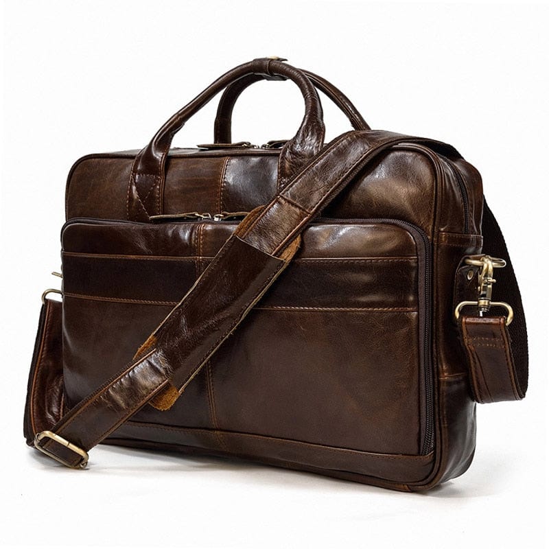 Homme portant un cartable en cuir marron, style professionnel, élégant.