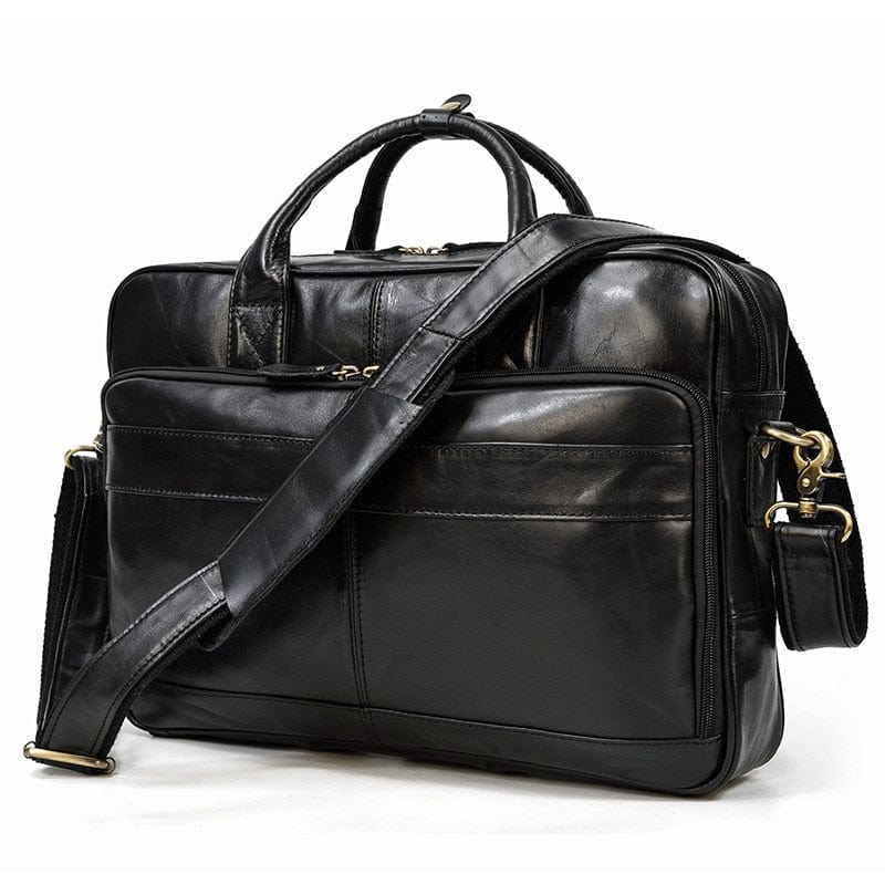 Gros plan sur le cuir de qualité d'un cartable homme, texture riche, marron foncé.