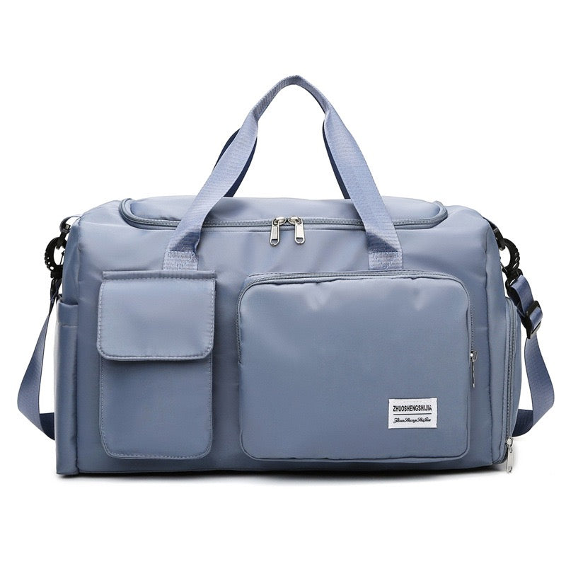 Sac polochon unisexe élégant pour le sport et les voyages, avec un design moderne et un rangement pratique pour chaussures.