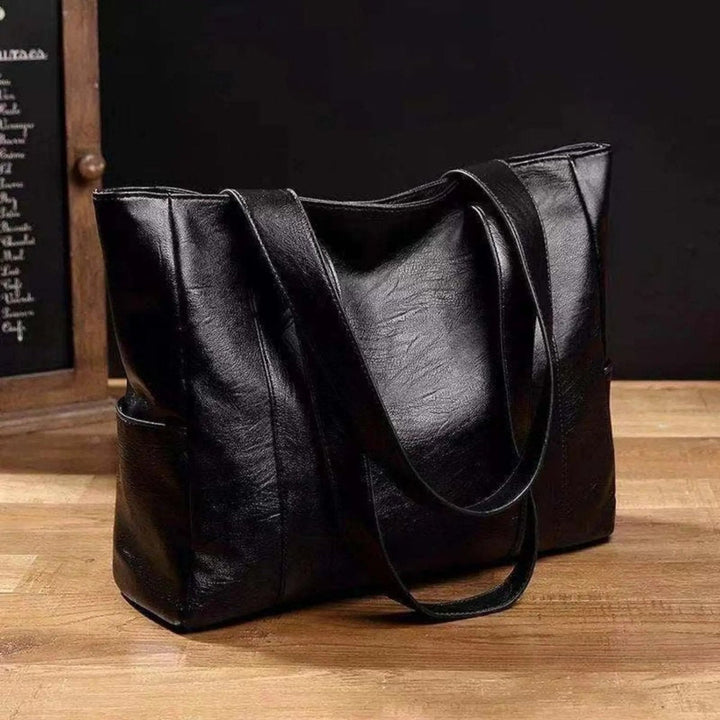 Sac porté épaule femme rétro, style élégant. Doté d'une bandoulière réglable pour un confort optimal.