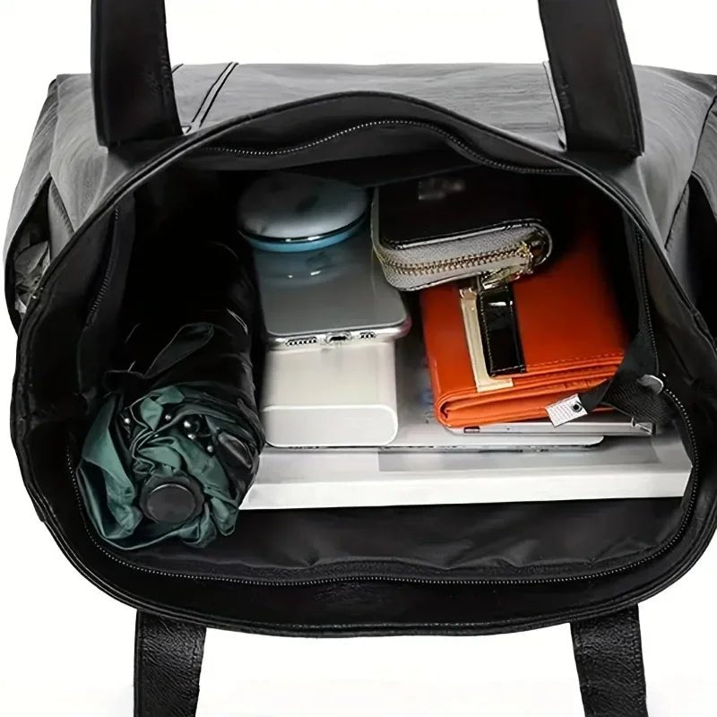 Sac femme élégant, surface lisse. Style rétro chic avec bandoulière réglable, parfait accessoire mode.