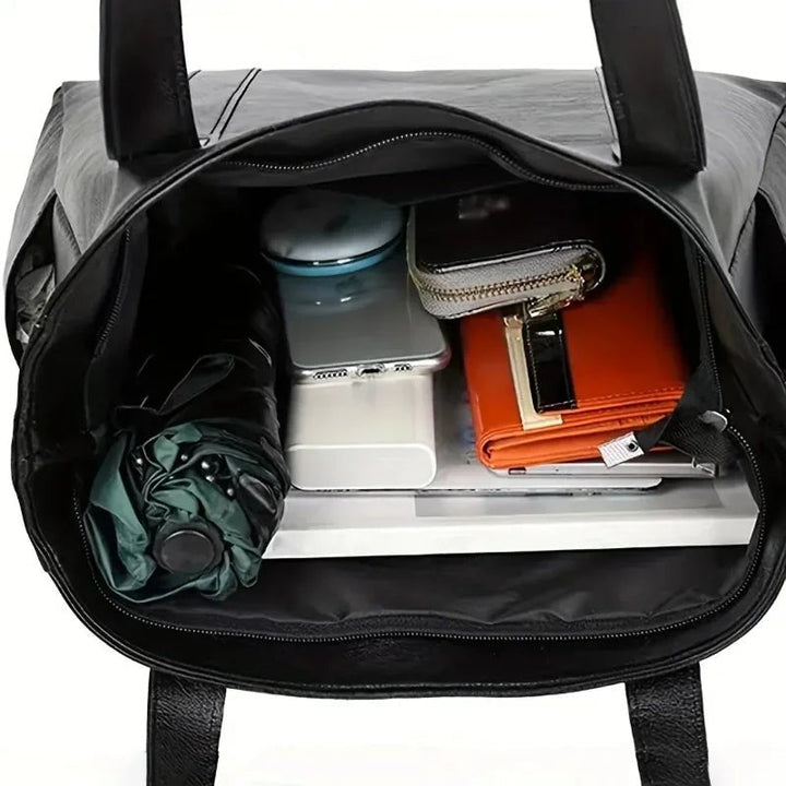 Sac femme élégant, surface lisse. Style rétro chic avec bandoulière réglable, parfait accessoire mode.