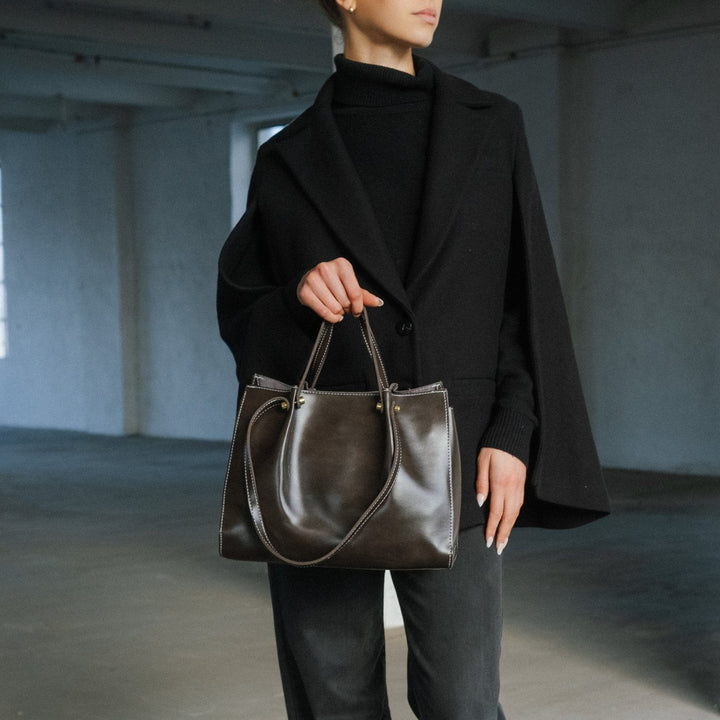 Sac à main femme chic en cuir végétalien, bandoulière réglable. Accessoire polyvalent pour toute occasion.