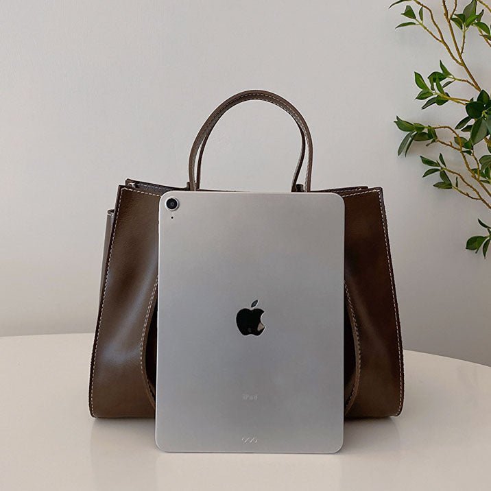 Accessoire mode femme: Sac porté épaule en cuir végétalien. Touche élégante pour compléter votre tenue.