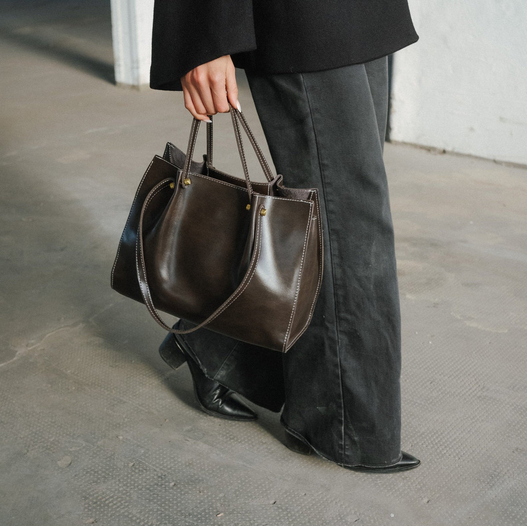 Sac à main noir femme en cuir vegan, design polyvalent. Idéal pour bureau et sorties. Élégant et pratique.