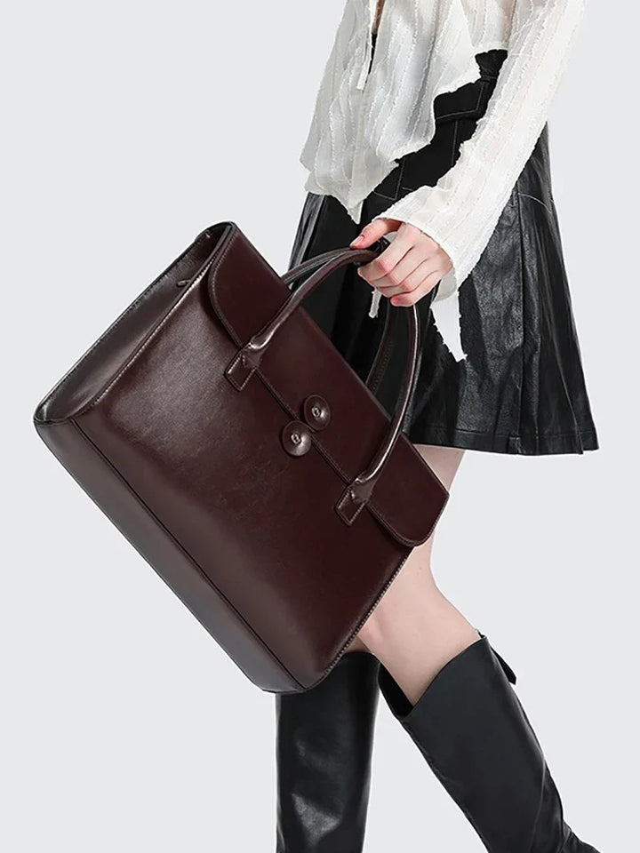 Sac à main en cuir vu de face, design élégant et professionnel pour femme moderne.
