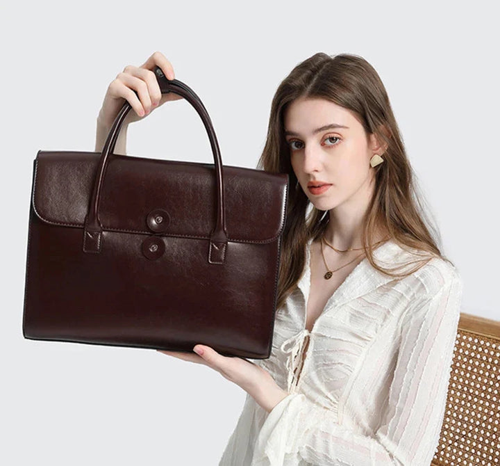 Sac de ville en cuir porté à l'épaule, accessoire chic et fonctionnel pour femme active.