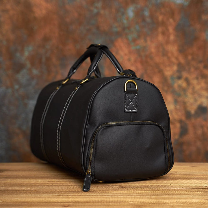 Sac de voyage homme élégant en cuir vintage, parfait pour un week-end ou court séjour.