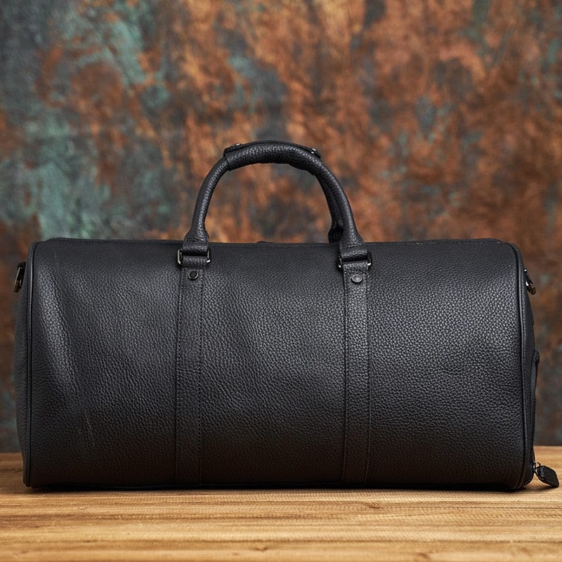Sac de voyage homme en cuir marron, authentique et spacieux, format cabine pour toutes vos escapades.