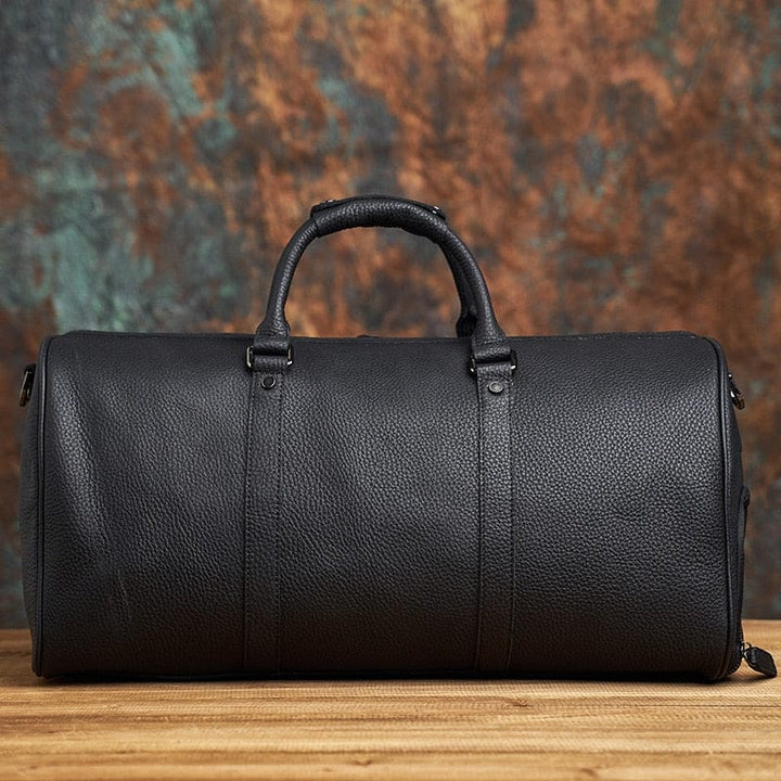Sac de voyage homme en cuir marron, authentique et spacieux, format cabine pour toutes vos escapades.