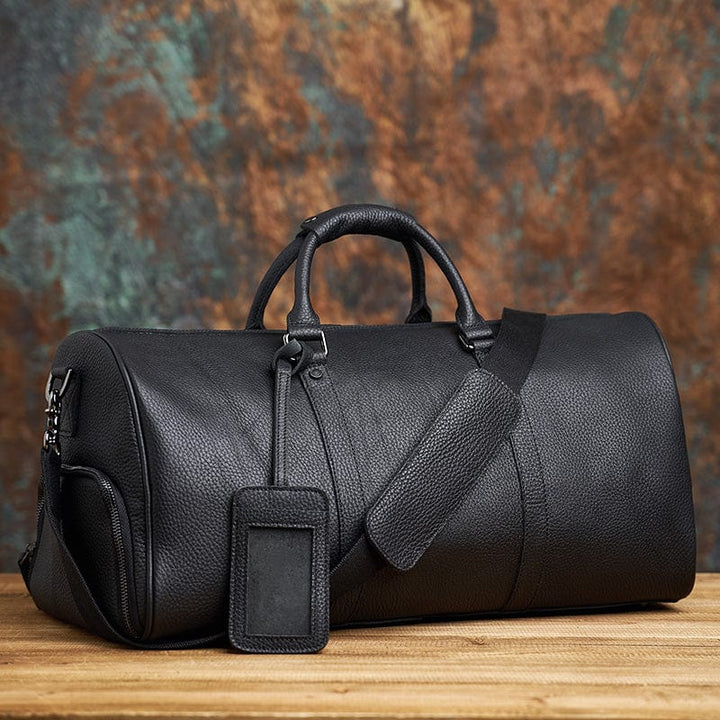 Sac de voyage homme en cuir véritable, format cabine, vue latérale, mettant en valeur son design élégant.