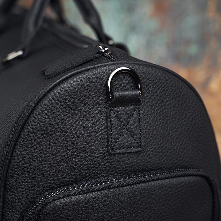 Sac de voyage pour homme en cuir noir, élégant et durable, format cabine, parfait pour les professionnels.